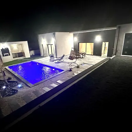 Neuve Piscine Bali Vue Pyrenees 5 Min Cite Vila